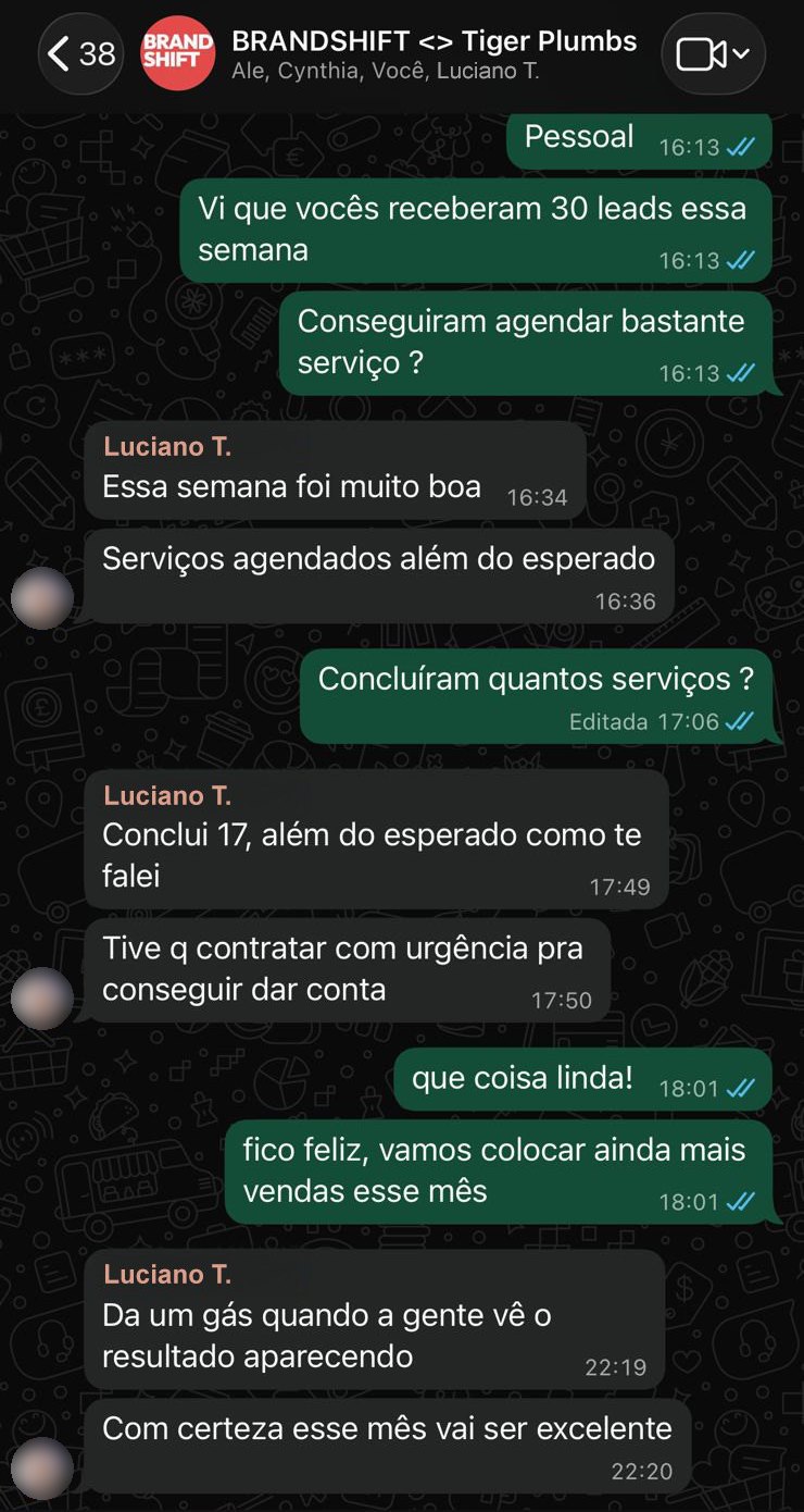 Print real do grupo de WhatsApp BrandShift e Tiger Plumbs: o cliente conta que concluiu 17 serviços na semana e precisou contratar